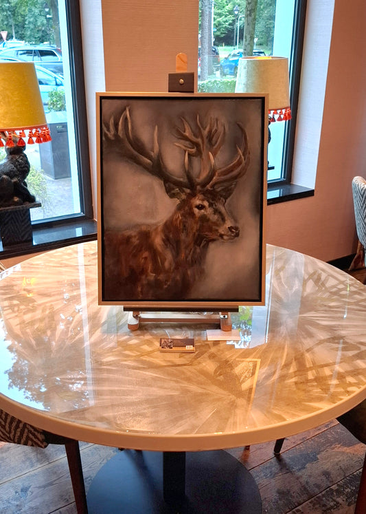 Hert in mistig bos: origineel olieverfschilderij van 40x50 cm inclusief lijst