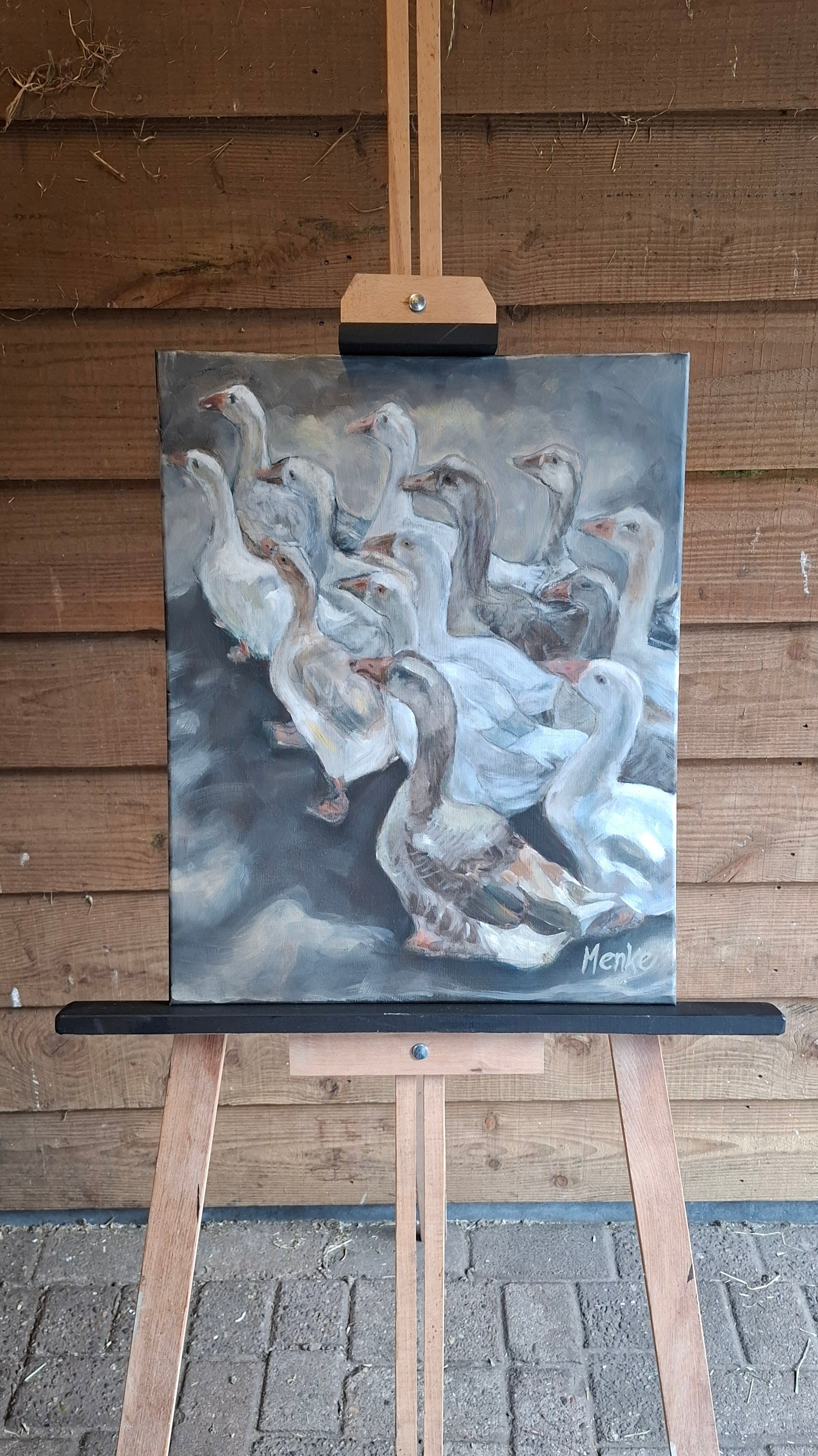Origineel olieverfschilderij van witte en grauwe ganzen, 40x50 cm, op ezel voor gepotdekselde muur — Eveline Menke Art