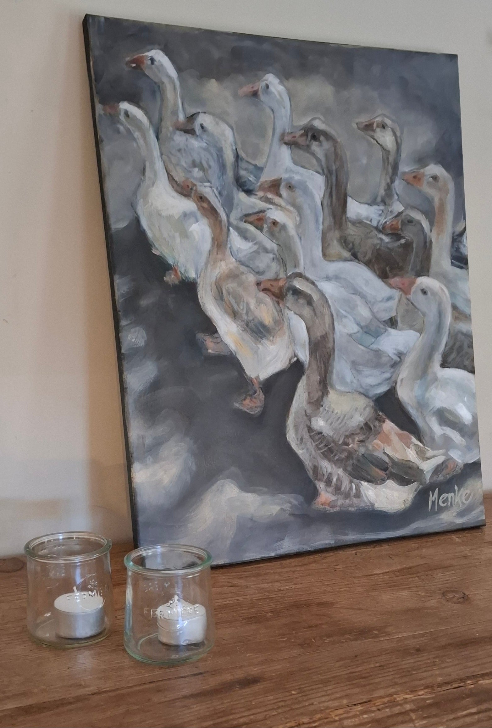 Zijaanzicht olieverfschilderij 40x50cm van grauwe en witte ganzen in landelijk interieur  — Eveline Menke Art