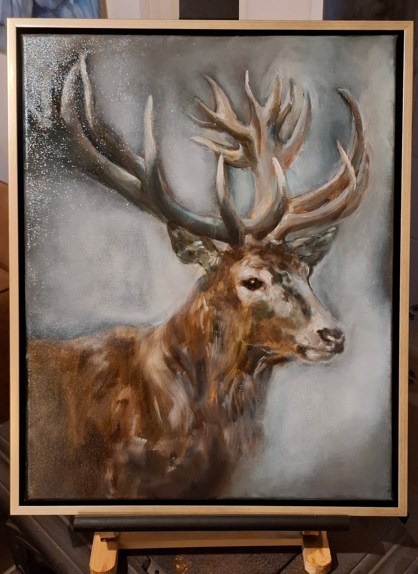 Hert in mistig bos: origineel olieverfschilderij van 40x50 cm inclusief lijst