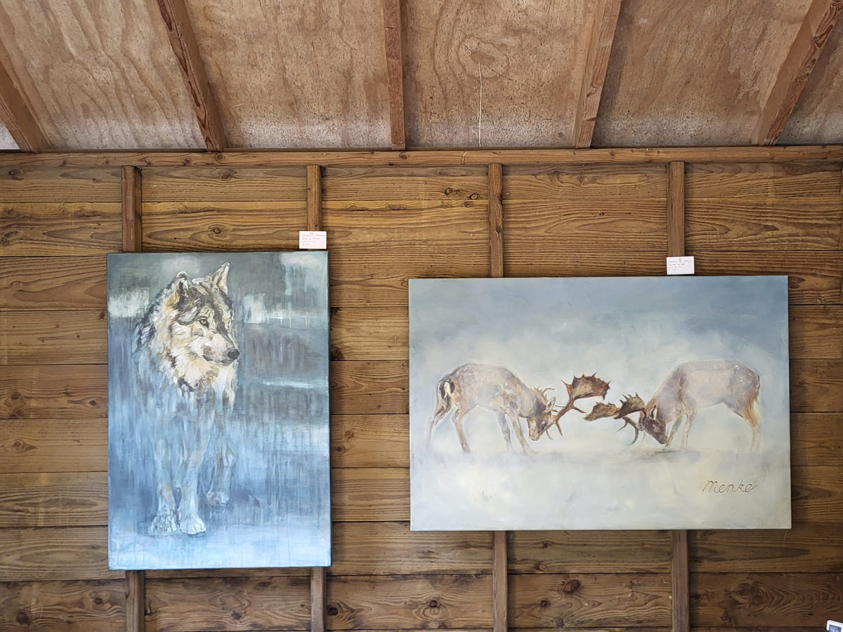 Hedendaagse kunstwerken met wolf en damherten uit de serie Presence van Eveline Menke