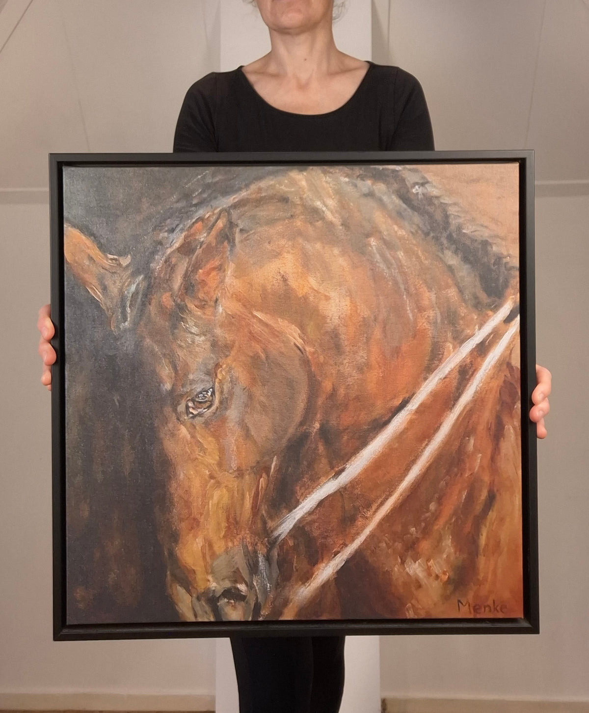 Kunstenaar Eveline Menke houdt canvasprint Laat me los vast – origineel Spaans paard in acryl, zwarte baklijst