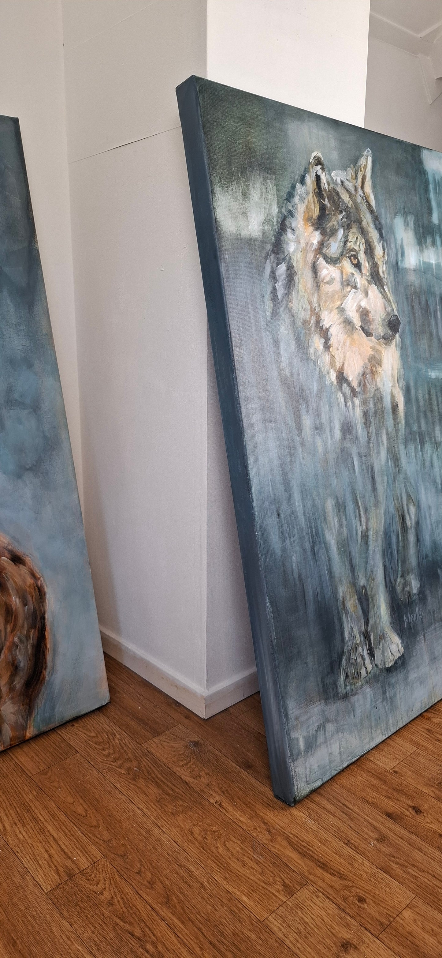 Presence I – Beschouwing | Acrylschilderij van wolf, 70x100 cm – Eveline Menke Art