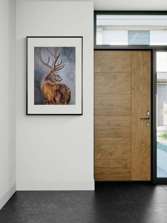 Fine art print van edelhert in een moderne landelijke hal – Stilte, collectie Presence | Eveline Menke Art
