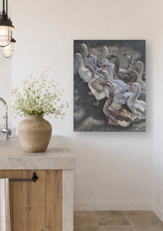 Schilderij van witte en grauwe ganzen die in diagonale formatie waggelen, geschilderd in olieverf op doek in zachte crème- en grijstinten, 40x50 cm, in landelijke woonkeuken — Eveline Menke Art