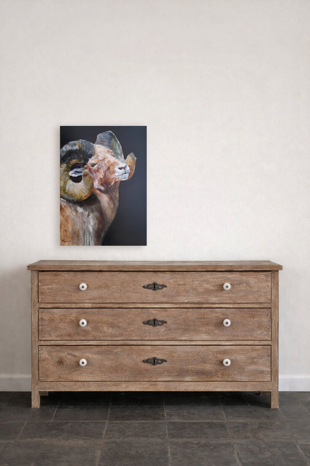 Origineel olieverfschilderij van een dikhoornschaap in landelijk interieur, 40x50 cm, Eveline Menke Art