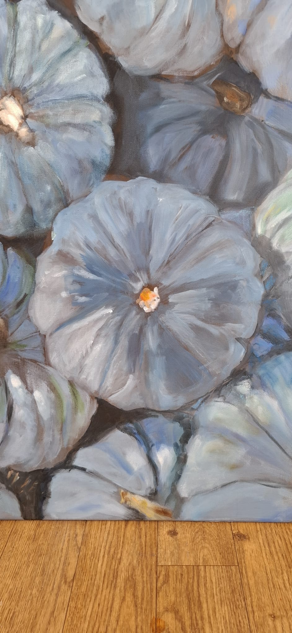 Detail olieverfschilderij blauwgrijze pompoenen, 60x80 cm – Eveline Menke Art