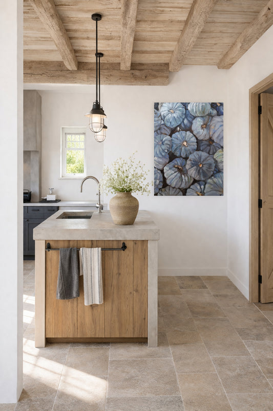 Olieverfschilderij blauwgrijze pompoenen in landelijk interieur, 60x80 cm – Eveline Menke Art
