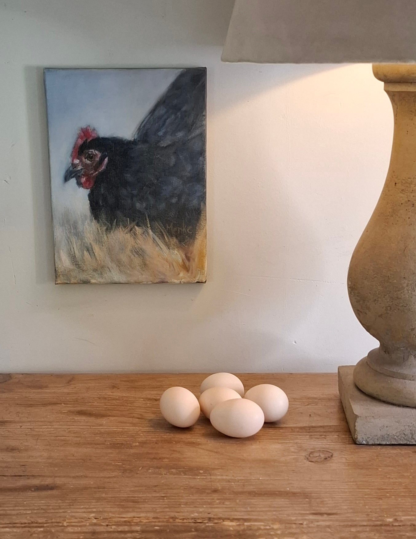 Kipje in het hooi: origineel olieverfschilderij, 18x24x1.5 cm