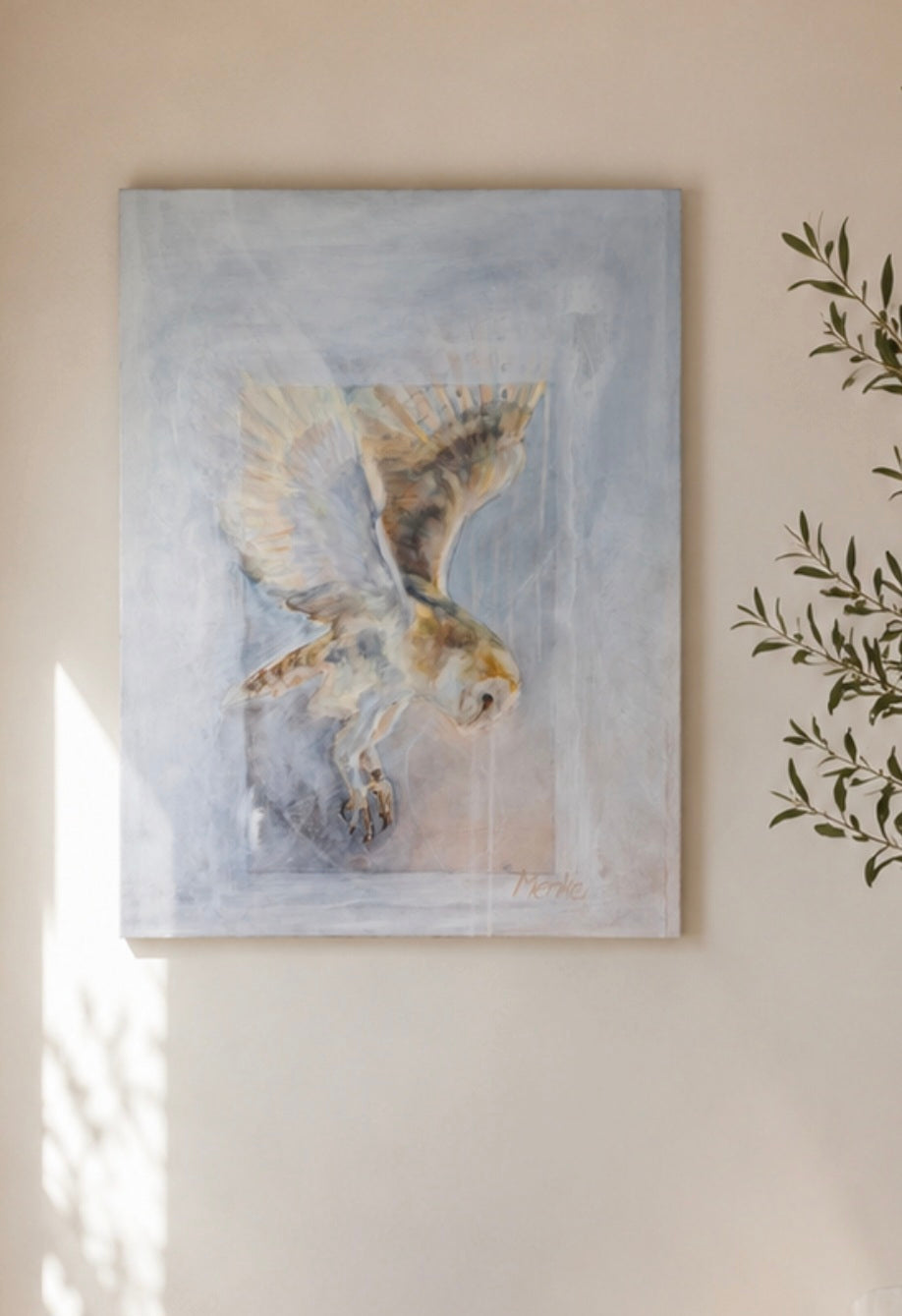 Origineel kerkuil schilderij aan muur in landelijke hal met olijftakken – mixed media op doek, 60 × 80 cm – Eveline Menke Art