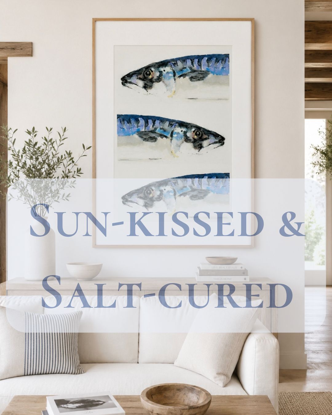 Fine art print van aquarel met drie makrelen, in blank houten lijs met passe-partout in licht mediterraan interieur— Collectie Sun-Kissed & Salt-Cured